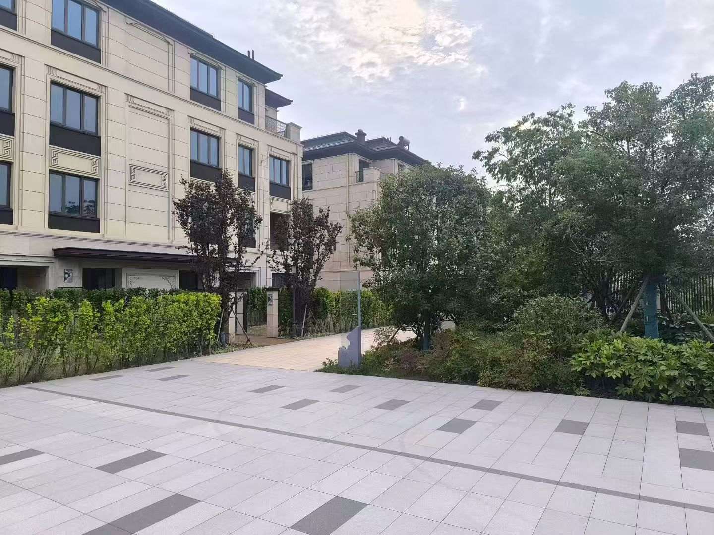 苏州 芝麻白与芝麻白搭配铺装，尺寸1200*600