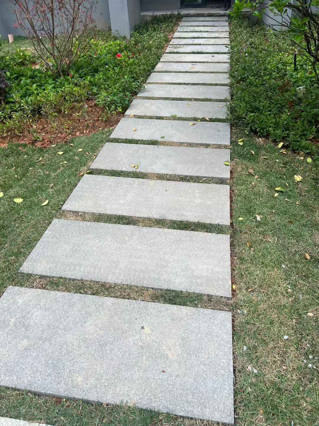 苏州 芝麻黑小区踏步、汀步石铺装效果