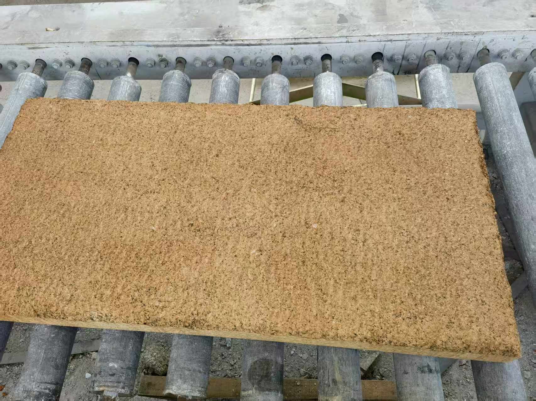 苏州 菠萝面老石板，做旧仿古石，流水线生产加工